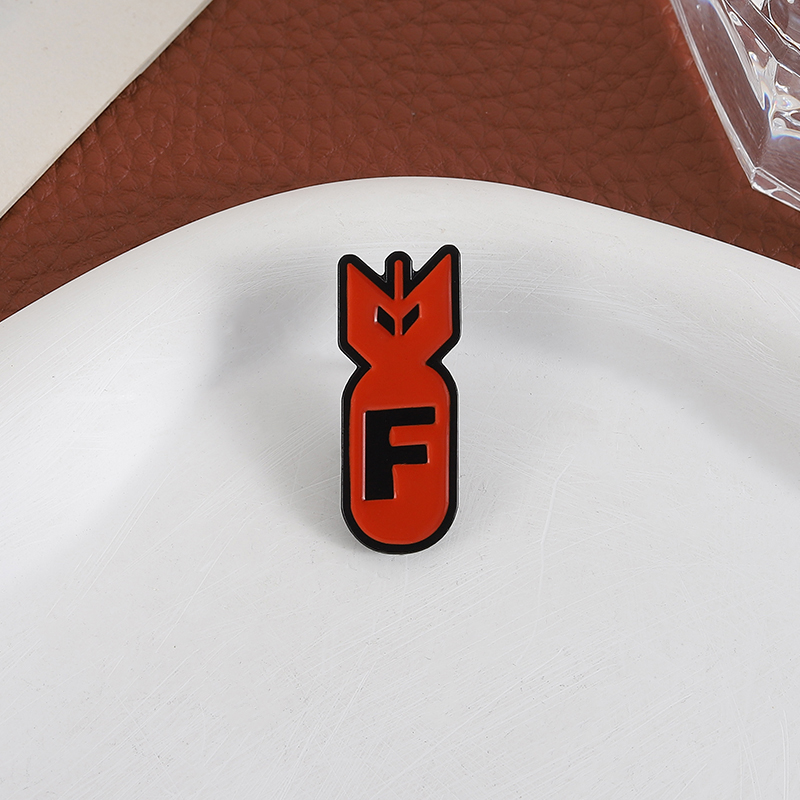Cartoon Red Bomb F Logo Enamel - Party Games Easter For Kids recensione e prezzo